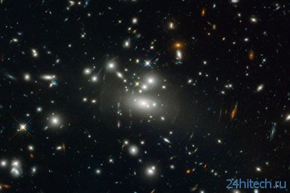 «Хаббл» заснял гравитационную линзу кластера галактик
