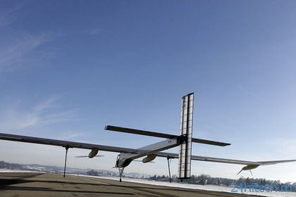 Самолет на солнечных батареях пролетел больше 1500 километров