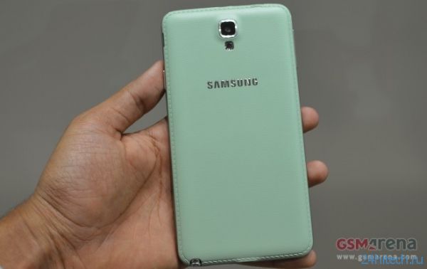 Фото Samsung Galaxy Note 3 Neo в корпусе цвета «мятный лимон»
