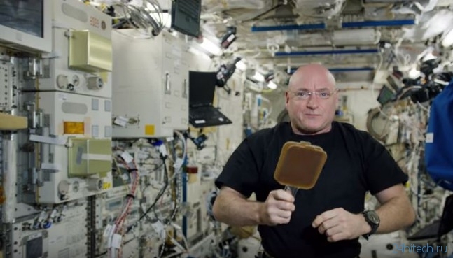 видео дня | Астронавт играет в пинг-понг шариком воды