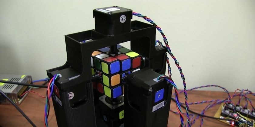 видео дня | Сборка кубика Рубика роботом за секунду