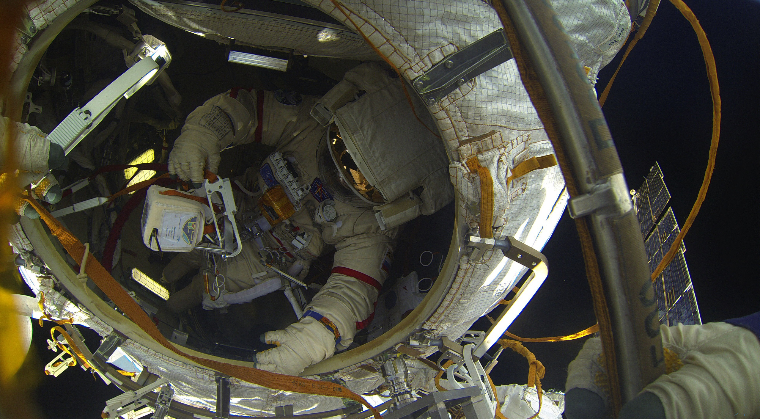 галерея | Космонавт Олег Артемьев поделился фотографиями выхода в открытый космос