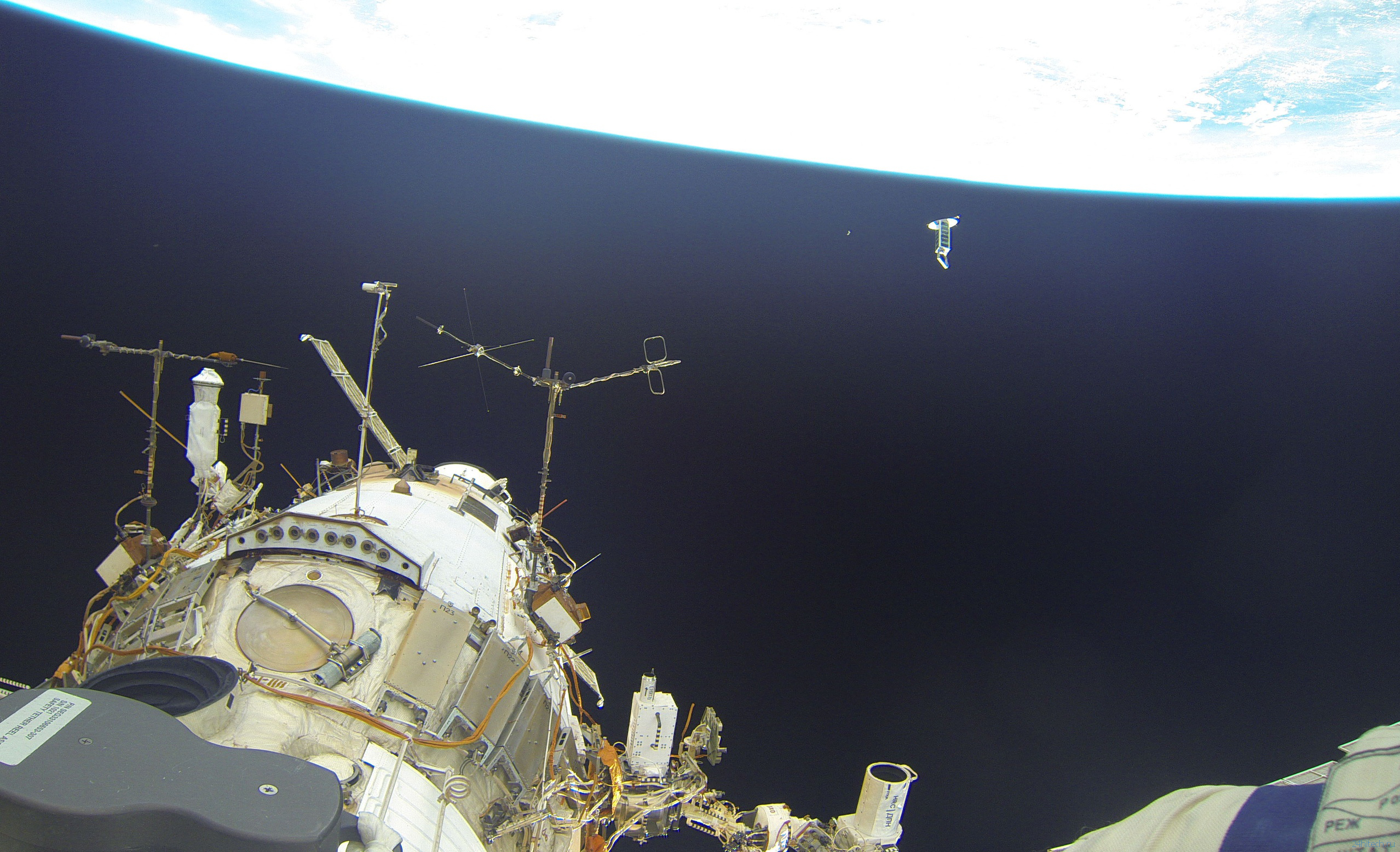 галерея | Космонавт Олег Артемьев поделился фотографиями выхода в открытый космос