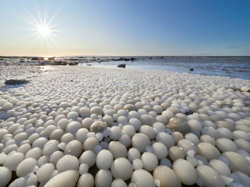 видео | Почему на озерах образуются льдины в форме футбольных мячей?