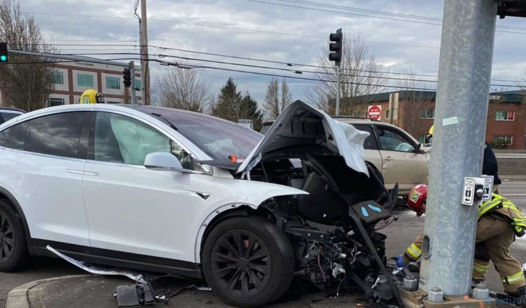 Автомобиль Tesla с автопилотом протаранил полицейский автомобиль. Как это произошло?