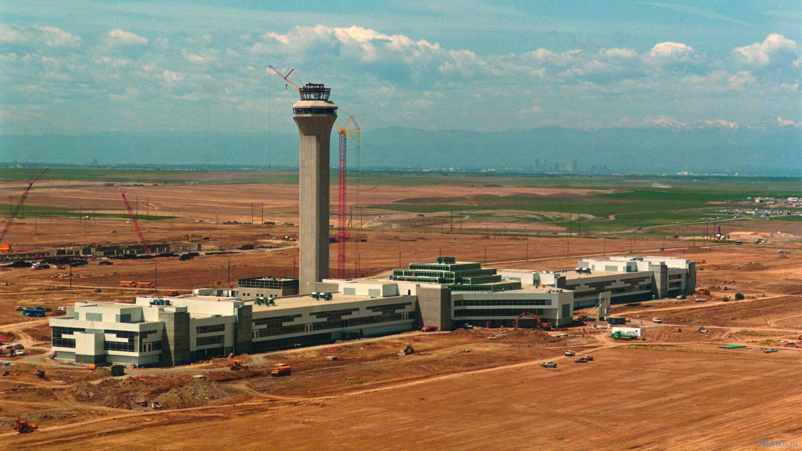 Какие теории заговора окружают международный аэропорт в Денвере? 