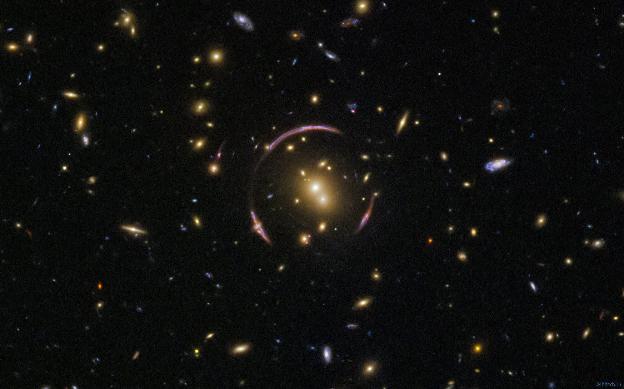 Hubble сфотографировал самое большое из известных ;колец Эйнштейна 