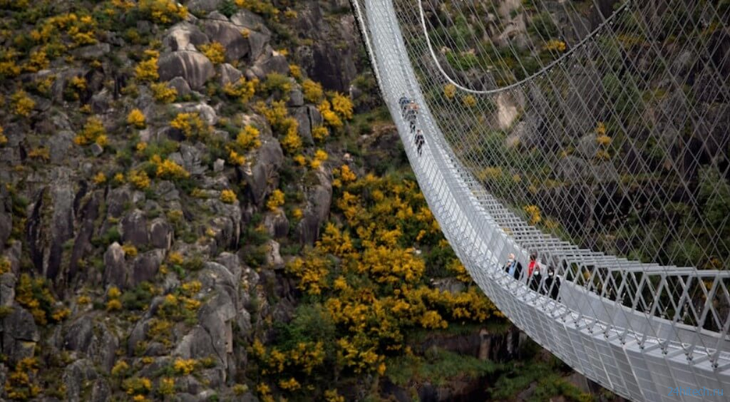 В Португалии открыт самый длинный висячий мост на высоте 175 метров 