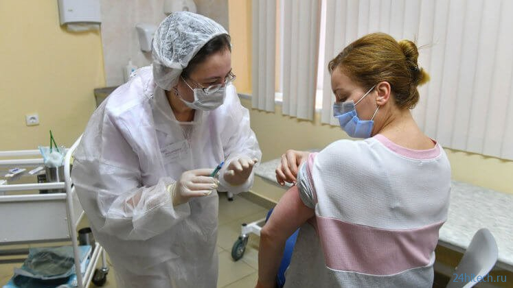 В США разрешили не носить маски после вакцинации против COVID-19. А что в России? 