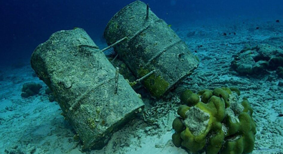 На дне океана обнаружены 25 тысяч бочек с химикатами. Чем они опасны? 