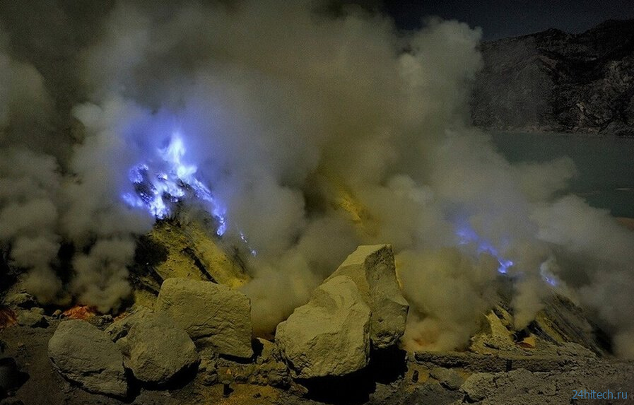 Иджен — самый необычный действующий вулкан в мире 