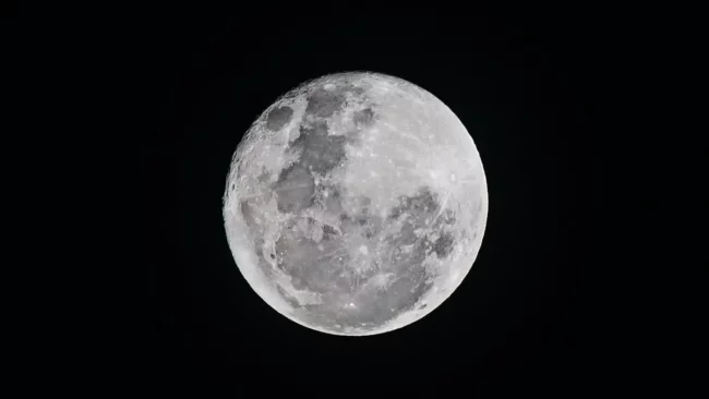 Что находится на обратной стороне Луны?