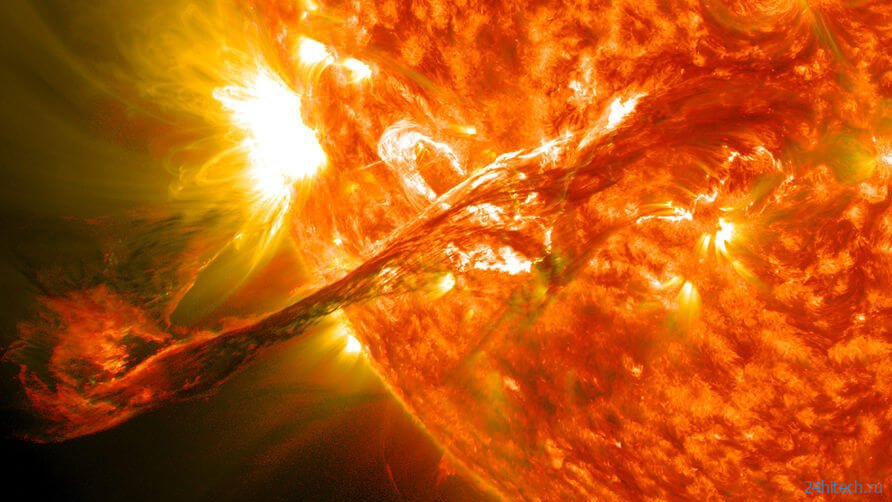 Гигантское пятно на Солнце за сутки увеличилось в два раза — что это значит?