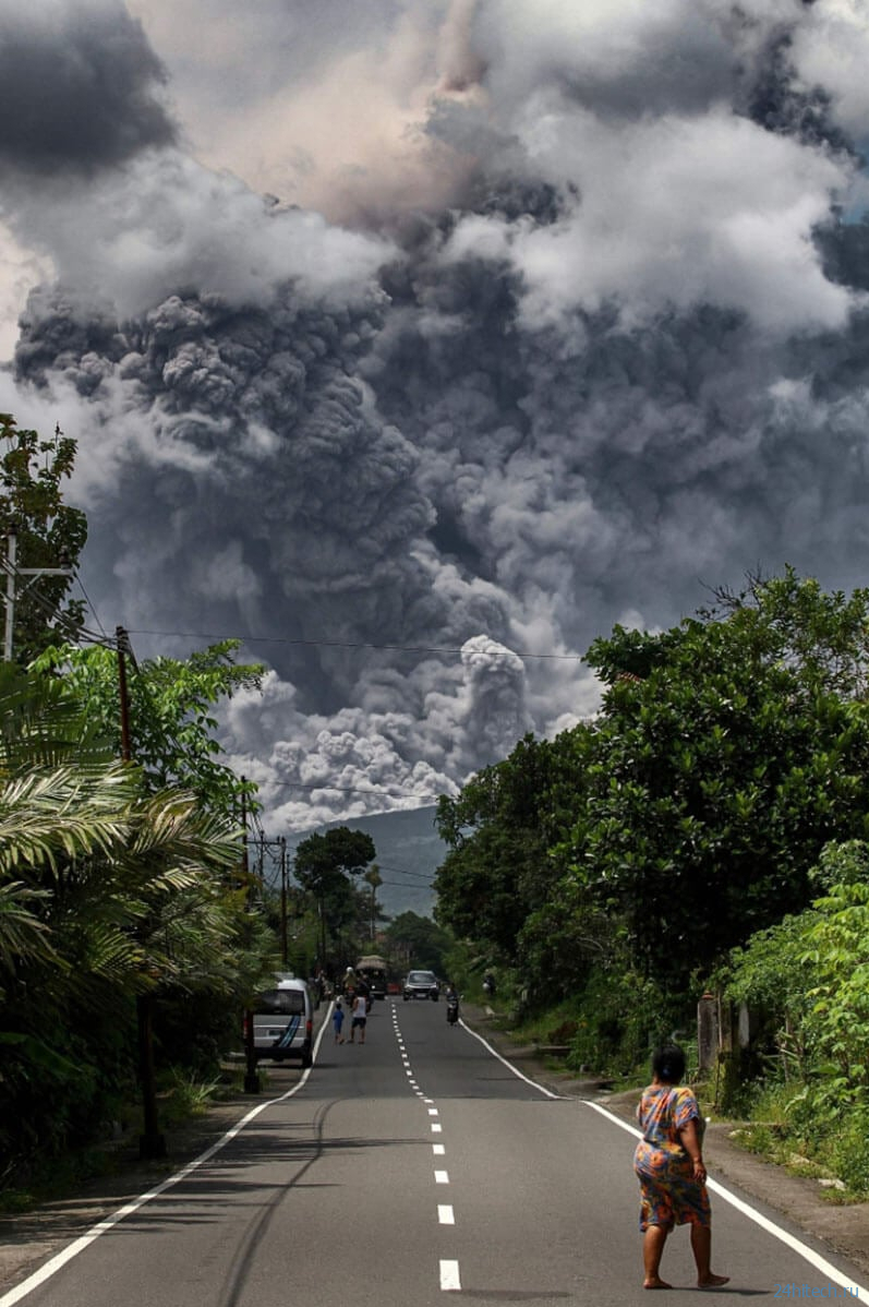 В Индонезии извергается «вулкан Судного дня»: почему он так называется?