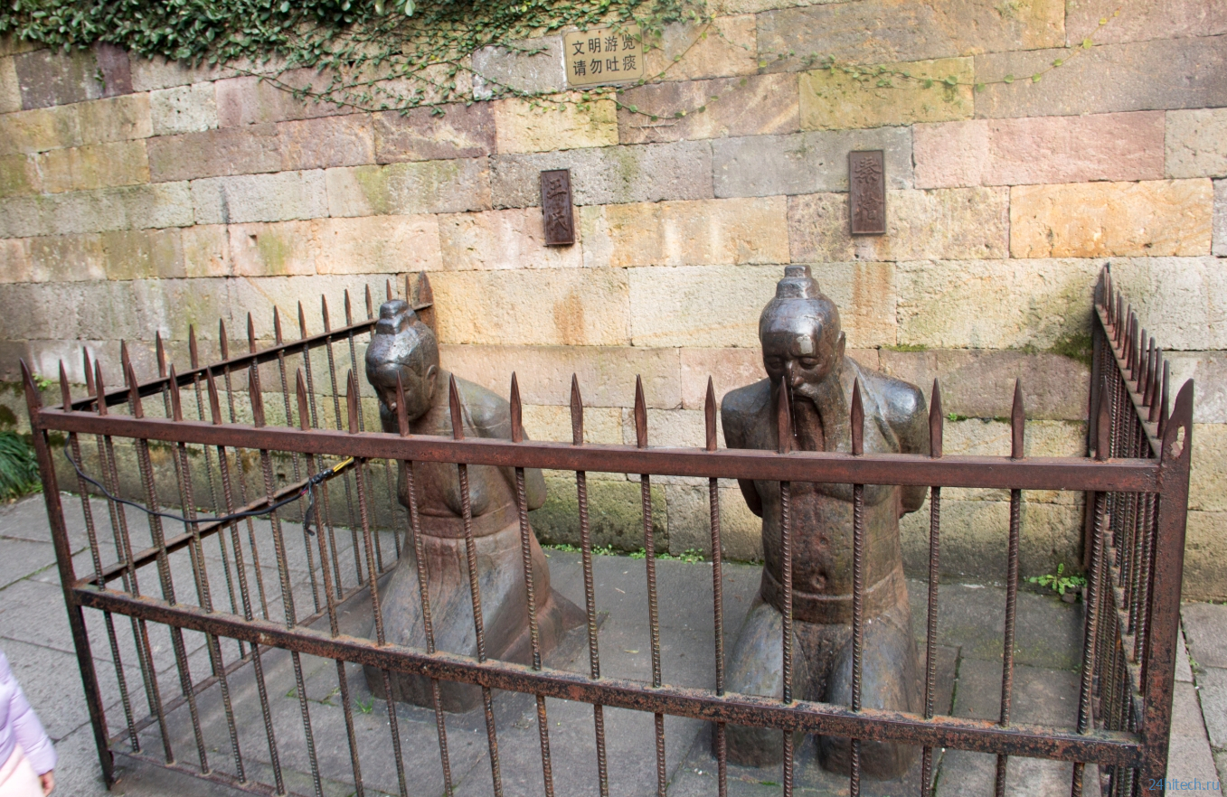 Самые ненавистные люди в Китае — их статуи получают тысячи пощечин в день Самые ненавистные люди в Китае — их статуи получают тысячи пощечин в день