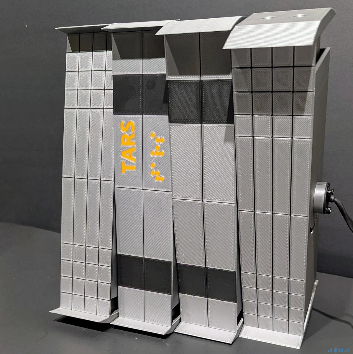 Прототип робота TARS из «Интерстеллар» делает первые уверенные шаги Прототип робота TARS из «Интерстеллар» делает первые уверенные шаги