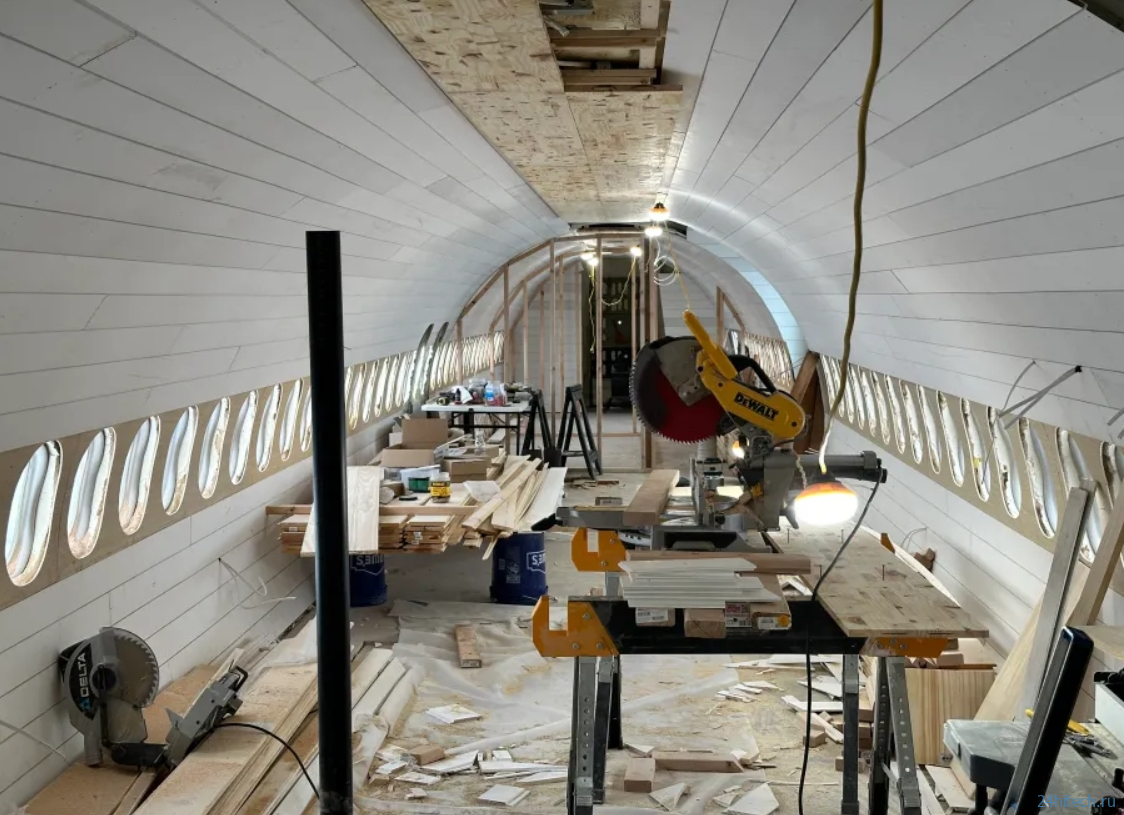 Мужчина превратил старый самолет в квартиру с двумя спальнями Мужчина превратил старый самолет в квартиру с двумя спальнями