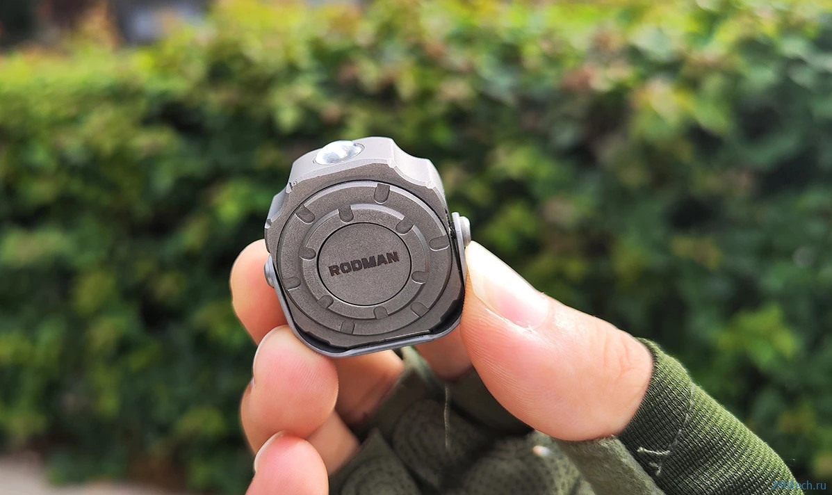 Титановый фонарик размером с монетку светит с яркостью 300 лм и работает целый день Титановый фонарик размером с монетку светит с яркостью 300 лм и работает целый день