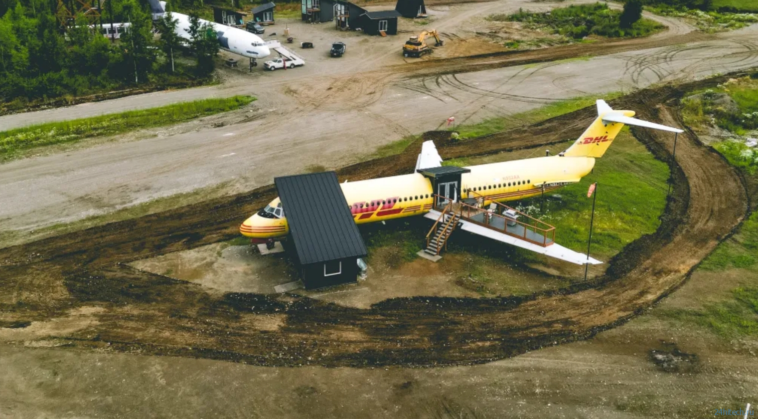 Мужчина превратил старый самолет в квартиру с двумя спальнями Мужчина превратил старый самолет в квартиру с двумя спальнями