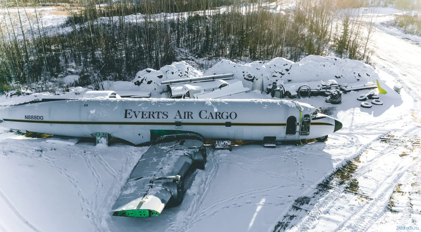 Мужчина превратил старый самолет в квартиру с двумя спальнями Мужчина превратил старый самолет в квартиру с двумя спальнями