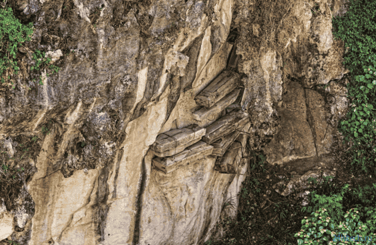 Раскрыта тайна висячих гробов на скалах в Азии. Откуда они появились и зачем Раскрыта тайна висячих гробов на скалах в Азии. Откуда они появились и зачем